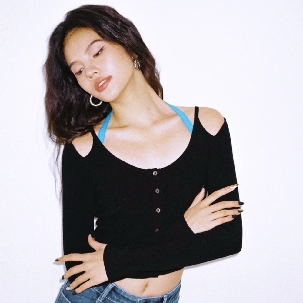 TR Blue and Black Contrast Color Off-Shoulder Knitted Cardigan